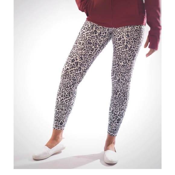 New balance leopard legging size small - Picture 4 of 7
